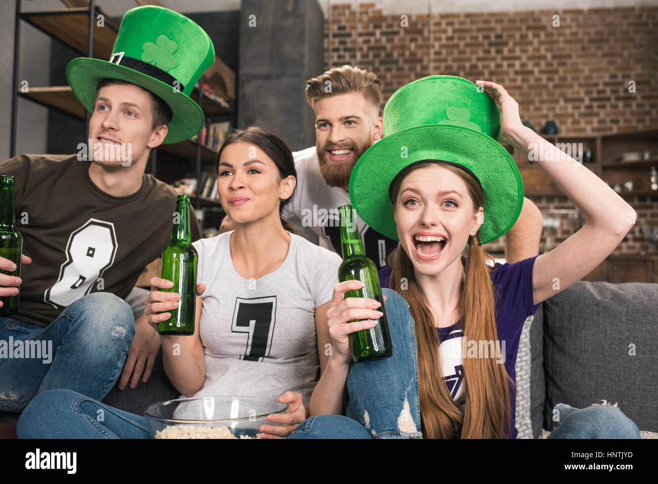 Freunde feiern St. Patricks Tag Stockfoto