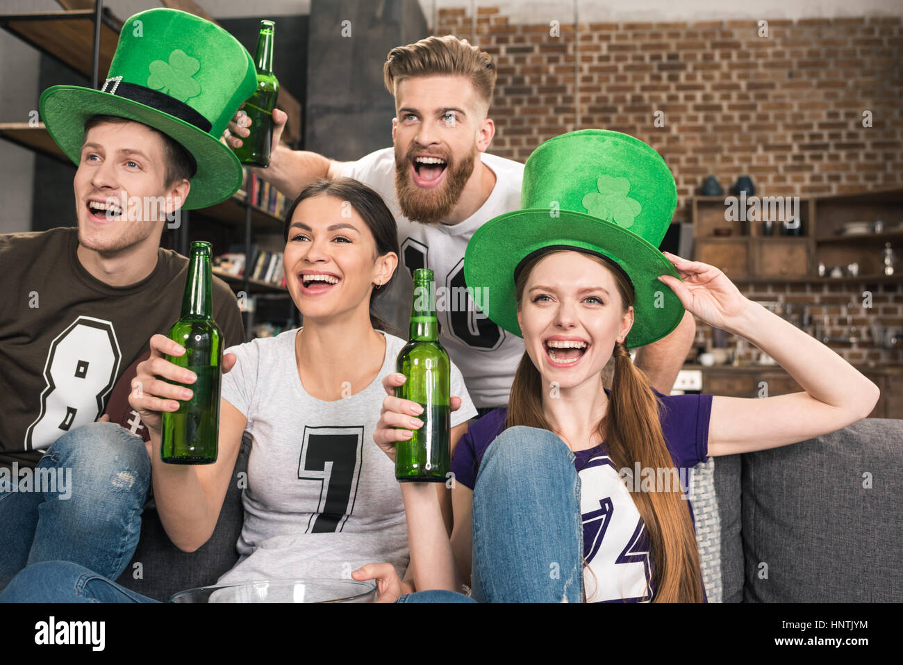 Freunde feiern St. Patricks Tag Stockfoto