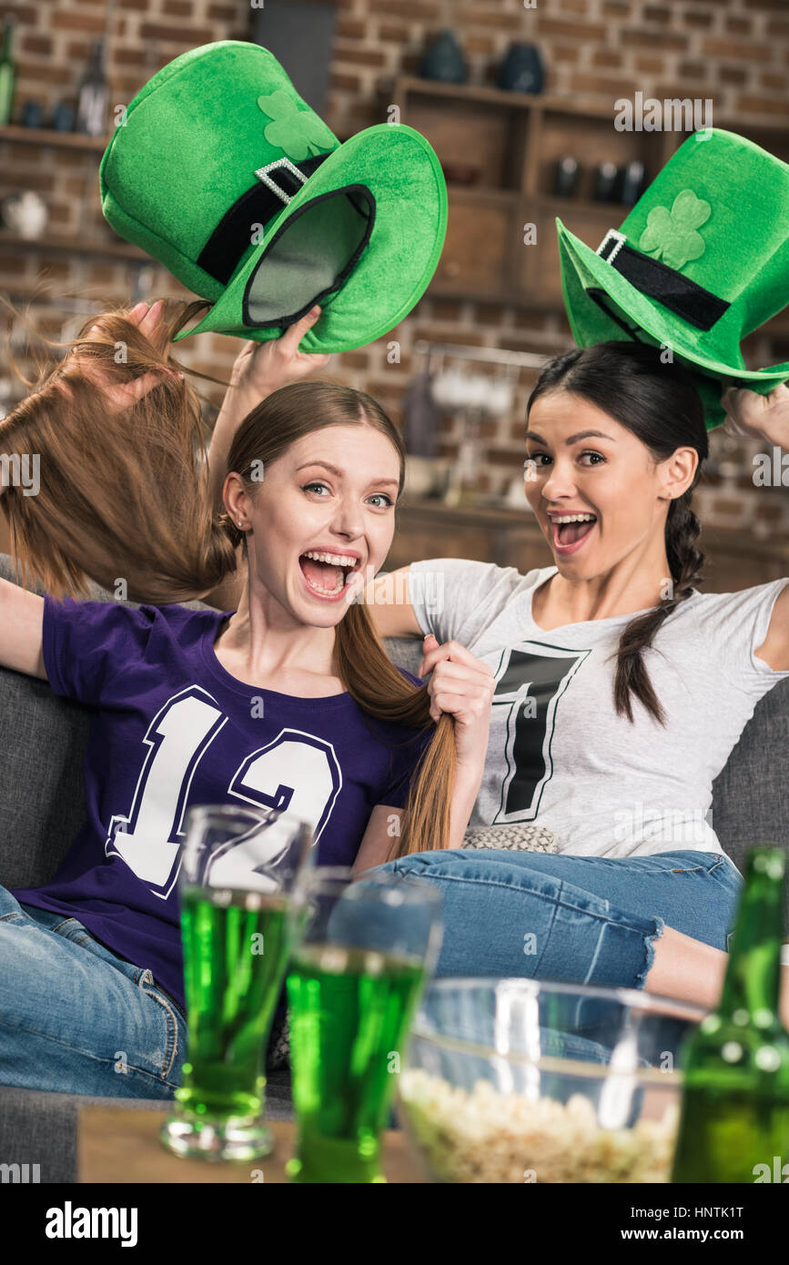 Frauen feiern St. Patricks Tag Stockfoto