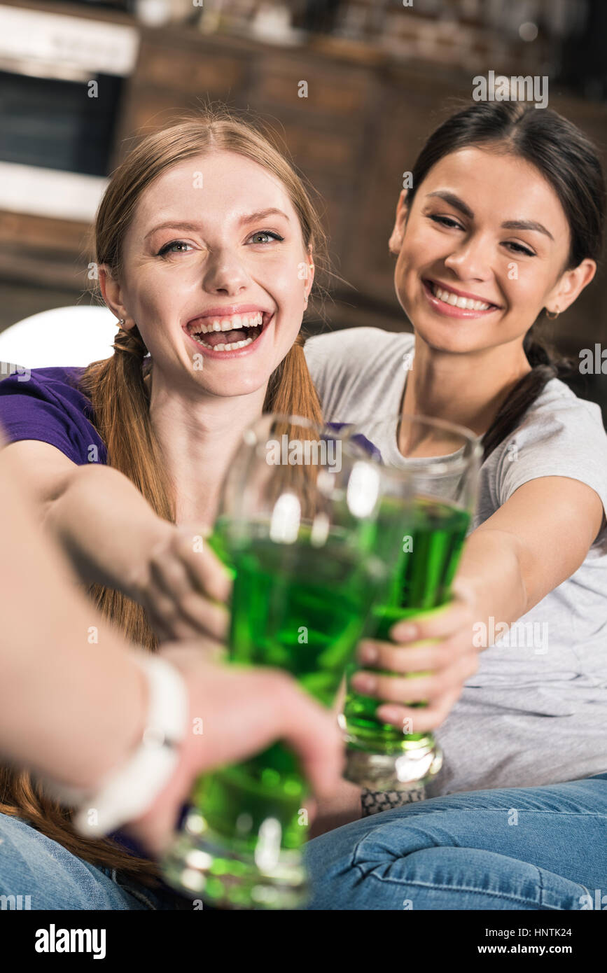 Glückliche junge Frauen feiern St. Patricks Day Stockfoto