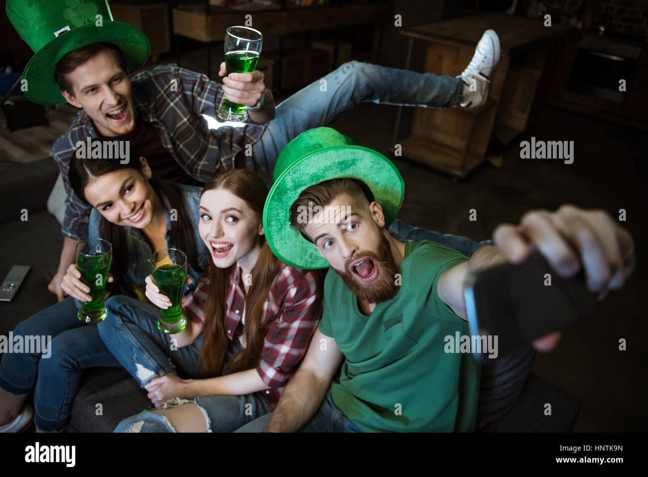 Freunde mit Bier macht Selfie auf St. Patrick es Tag Stockfoto