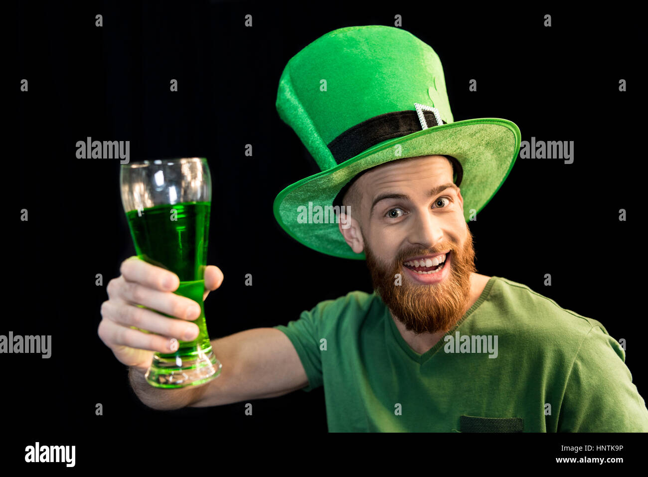 Mann mit Glas Bier am St. Patrick es Tag Stockfoto