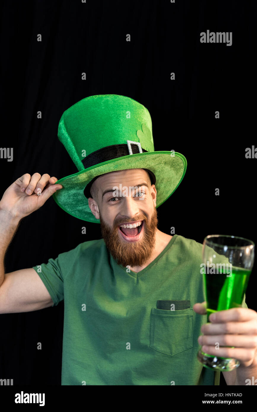 Mann mit Glas Bier am St. Patrick es Tag Stockfoto