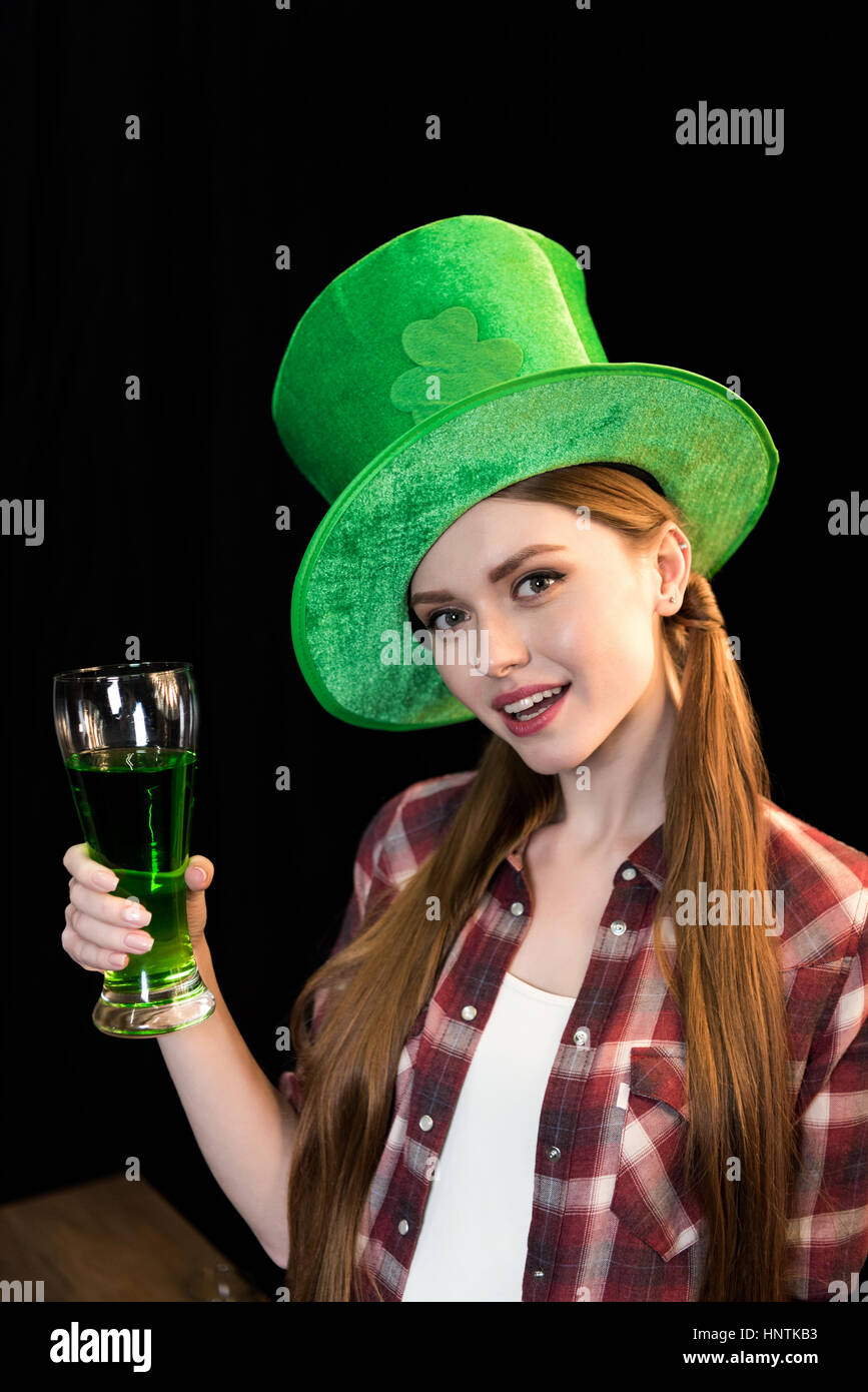 Frau Glas Bier in der Hand hält, auf St. Patrick es Tag Stockfoto