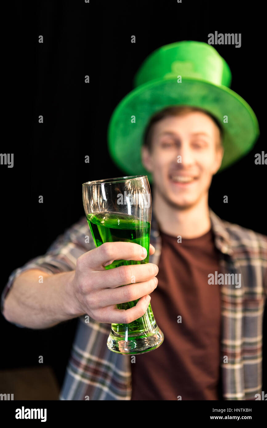 Mann mit Glas Bier in der Hand am St. Patrick es Tag Stockfoto