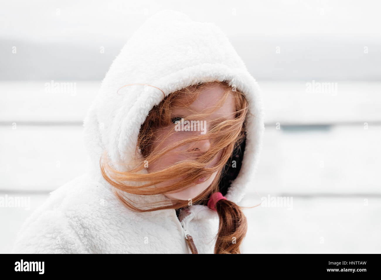 Porträt eines Mädchens auf einem windigen Küste. Stockfoto