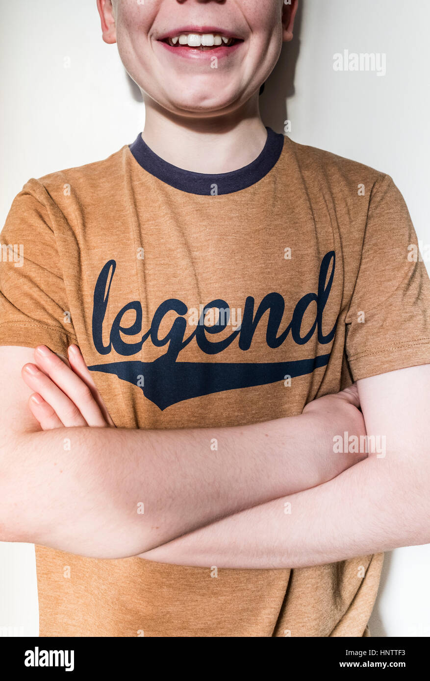 Ein Junge, ein Legend t-Shirt tragen. Stockfoto