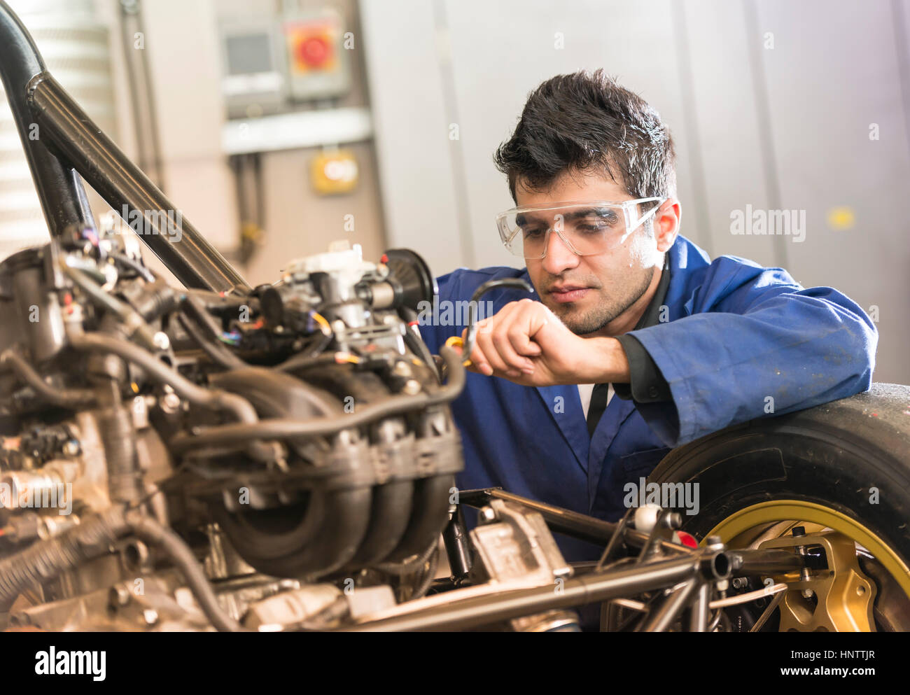 Mechaniker arbeiten an einem Automotor Stockfoto