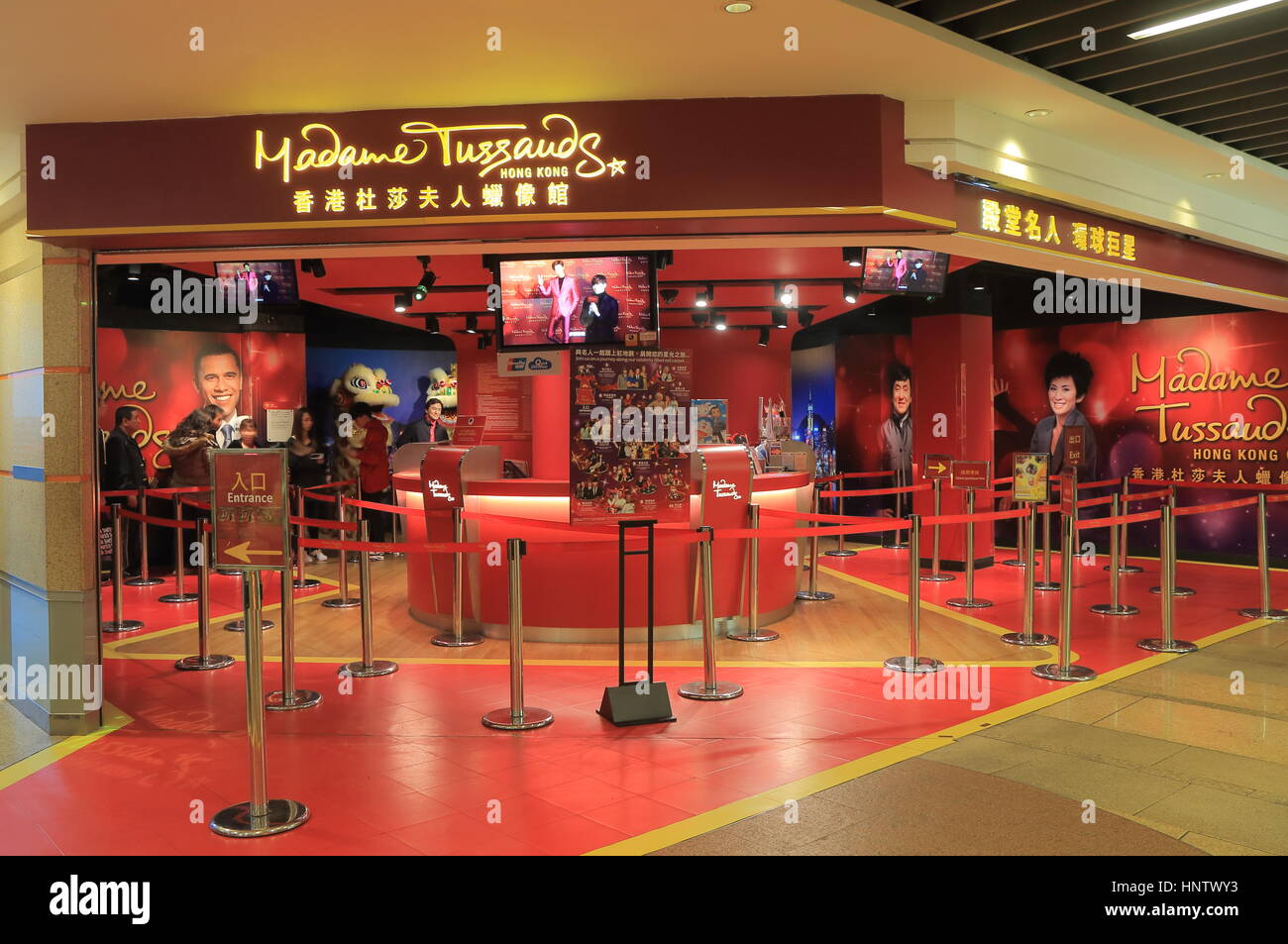 Menschen besuchen Sie Madame Tussauds an Victoria Peak in Hong Kong. Stockfoto