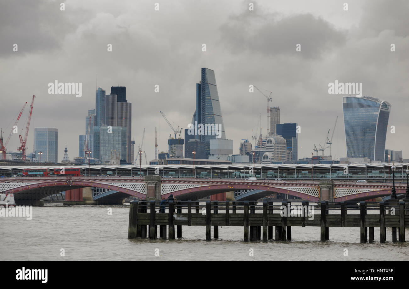 Tower 42, Cheesegrater, Walkie Talkie, legendären Wolkenkratzer auf die Skyline Londons Finanzviertel und Blackfriars Bridge am düsteren Nachmittag Stockfoto