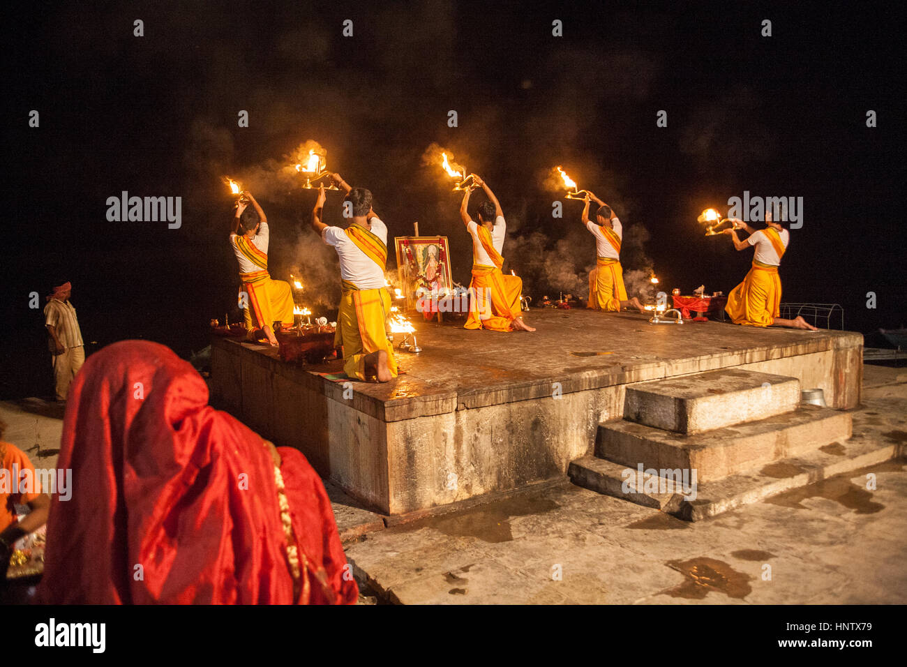 Hindu, Service, Ganga Aarti, spät abends, auf dem berühmten, Baden, Ghats. Die Kultur von Varanasi, ist eng verbunden mit Stockfoto