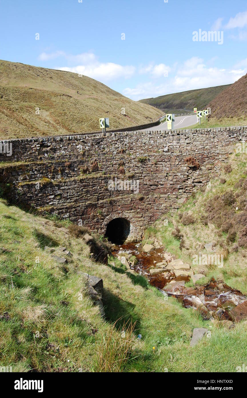 Ein Kanal, der einen Gebirgsbach unter dem Snake Pass, Derbyshire, Peak District, fließen lässt Stockfoto