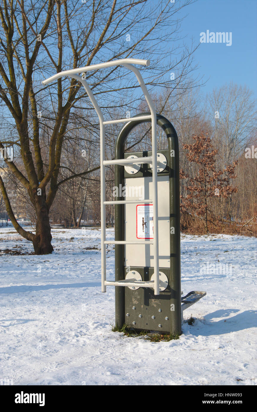 Outdoor-Fitness-Leiter und Pull-up-station Stockfoto