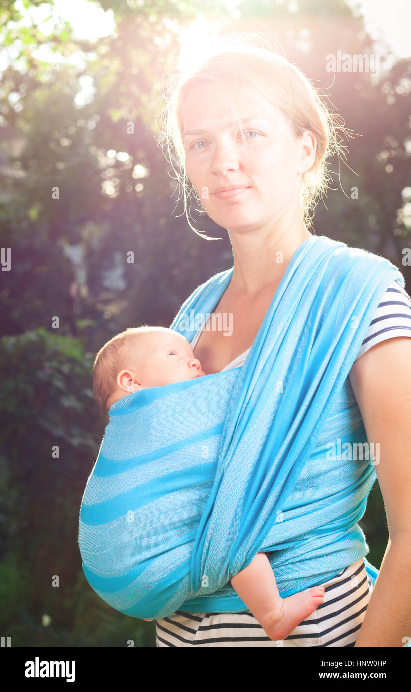 Mutter mit ihrem Kind in einem Baby-Tragetuch Stockfoto