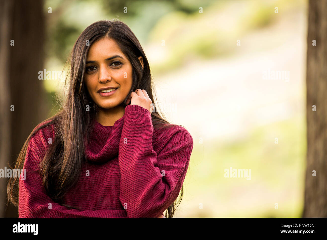 Porträt von lächelnden Inderin mit Pullover Stockfoto