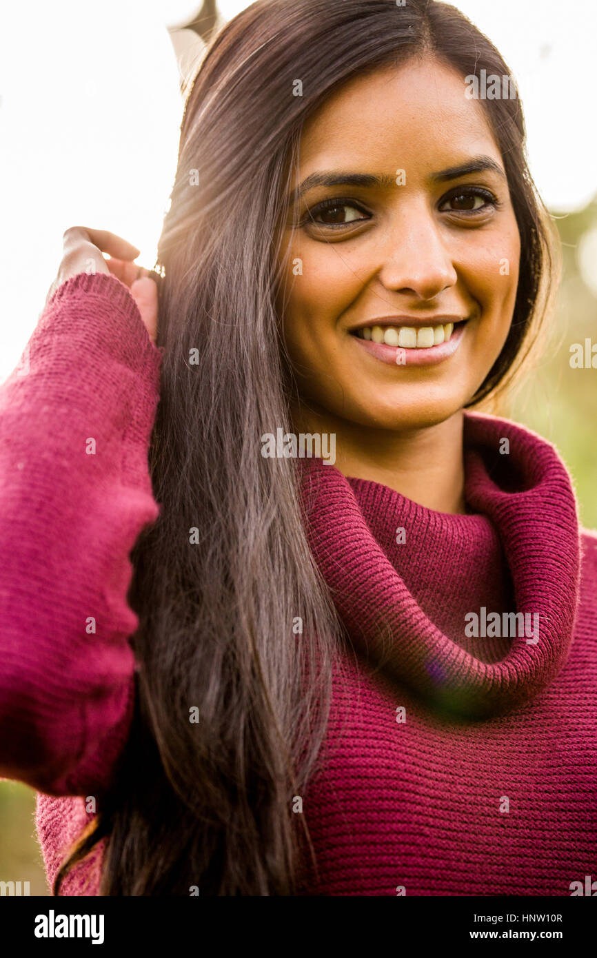 Porträt von lächelnden Inderin mit Pullover Stockfoto
