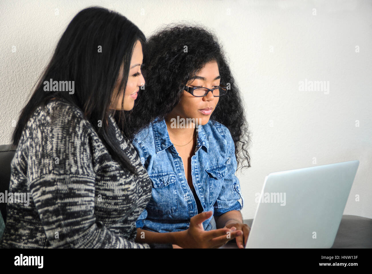 Mutter und Tochter mit laptop Stockfoto