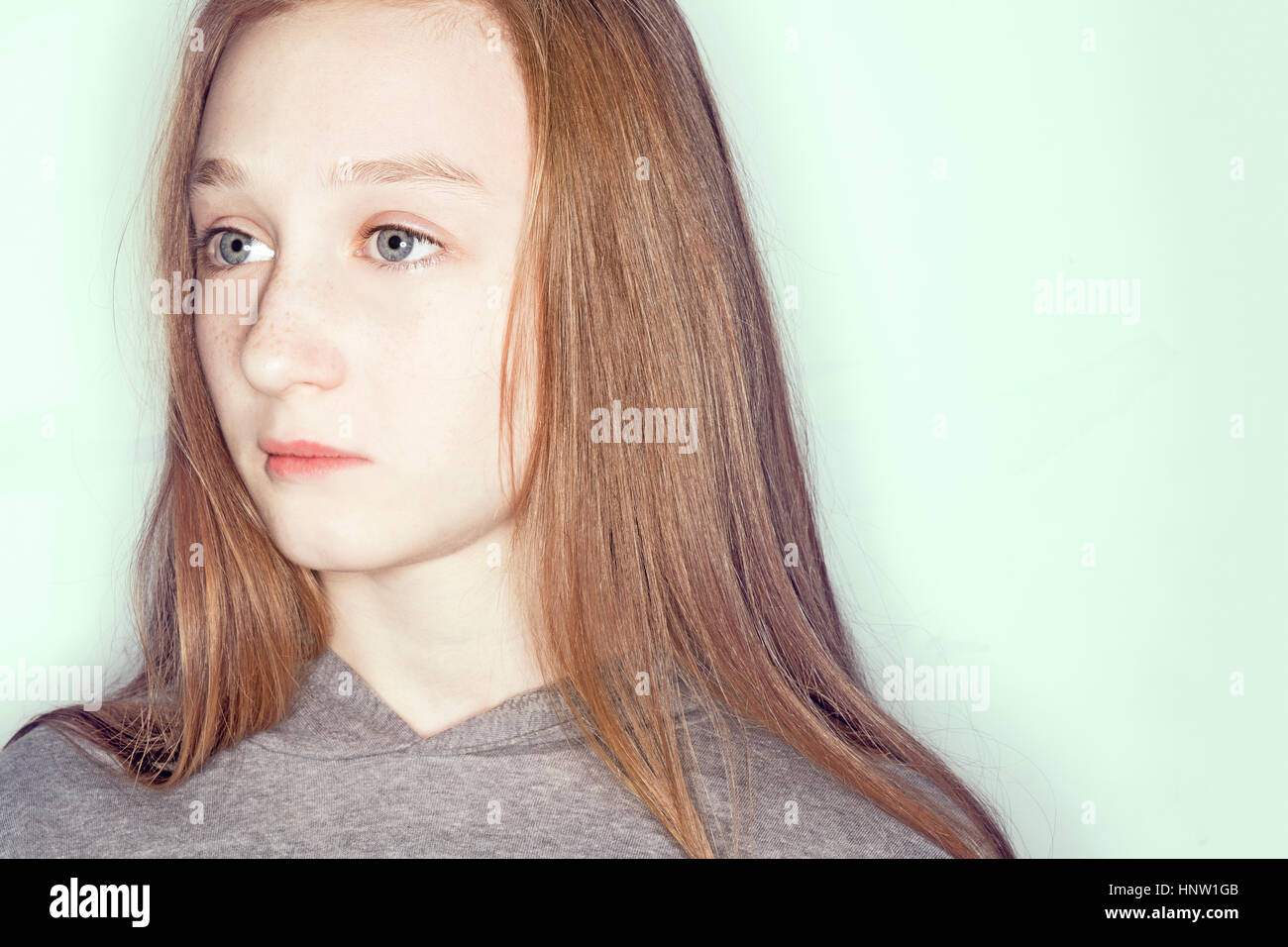 Porträt von Ernst kaukasische Mädchen Stockfoto