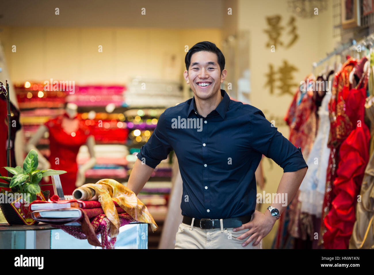 Lächelnde chinesische Mann posiert im store Stockfoto