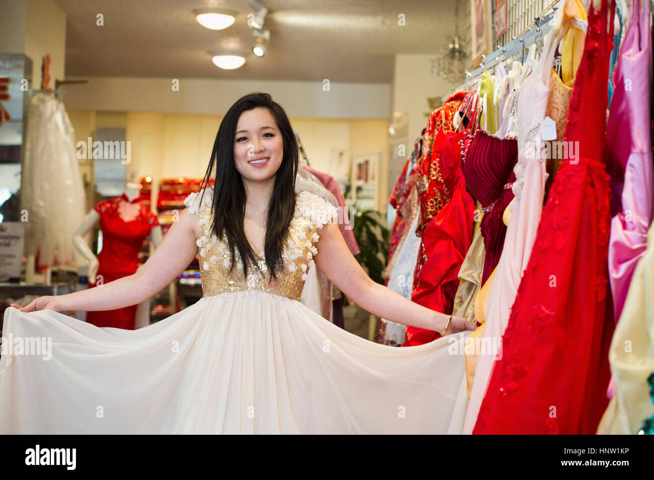 Lächelnde chinesische Frau shopping für Kleidung Stockfoto