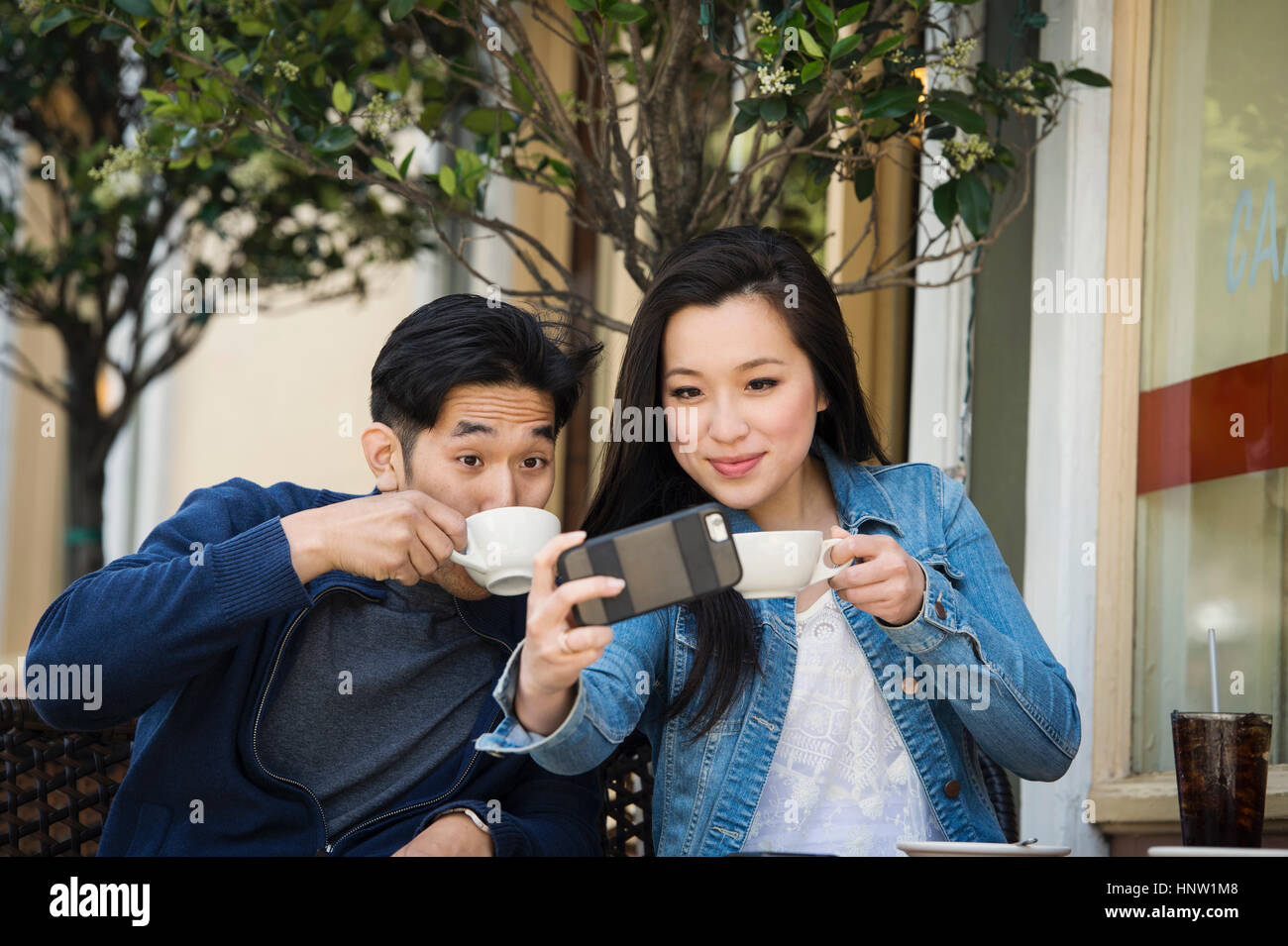 Lächelnd chinesisches Ehepaar posieren für Handy Selfie auf Terrasse Stockfoto