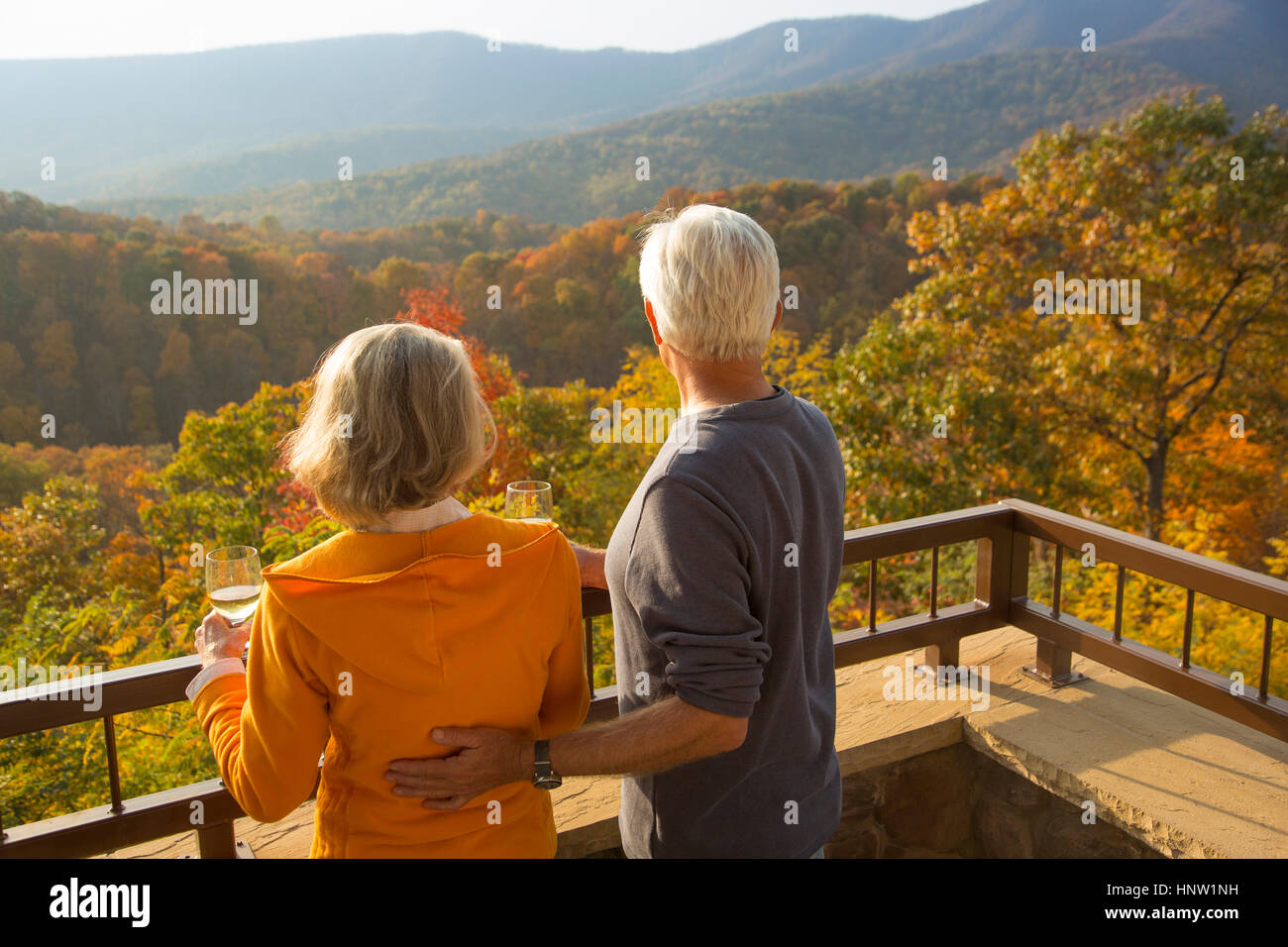 Ältere kaukasischen paar genießen Sie Wein und malerische Aussicht Stockfoto