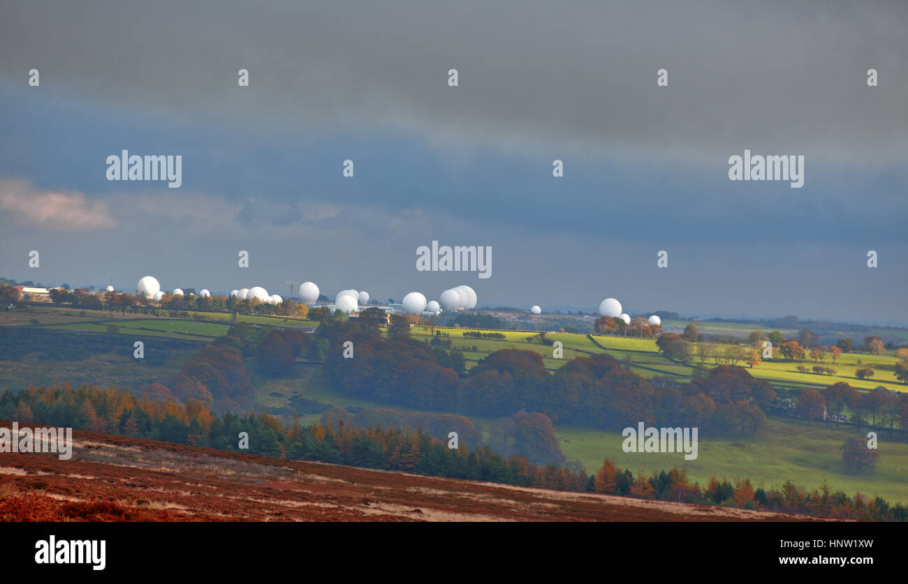 Eine Wolke über RAF Raketenstarts Radarstation, stimmungsvolle Landschaft, Yorkshire, England, UK. (HDR) Stockfoto