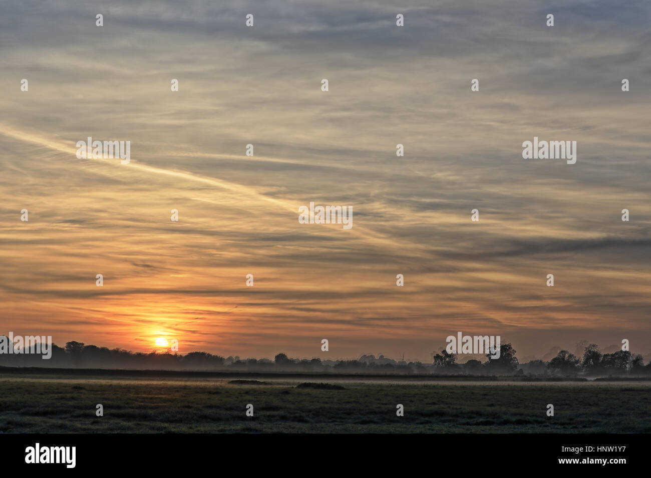 Sonnenuntergang über Ackerland in der Nähe von Slimbridge, Gloucestershire, England, UK. (HDR) Stockfoto