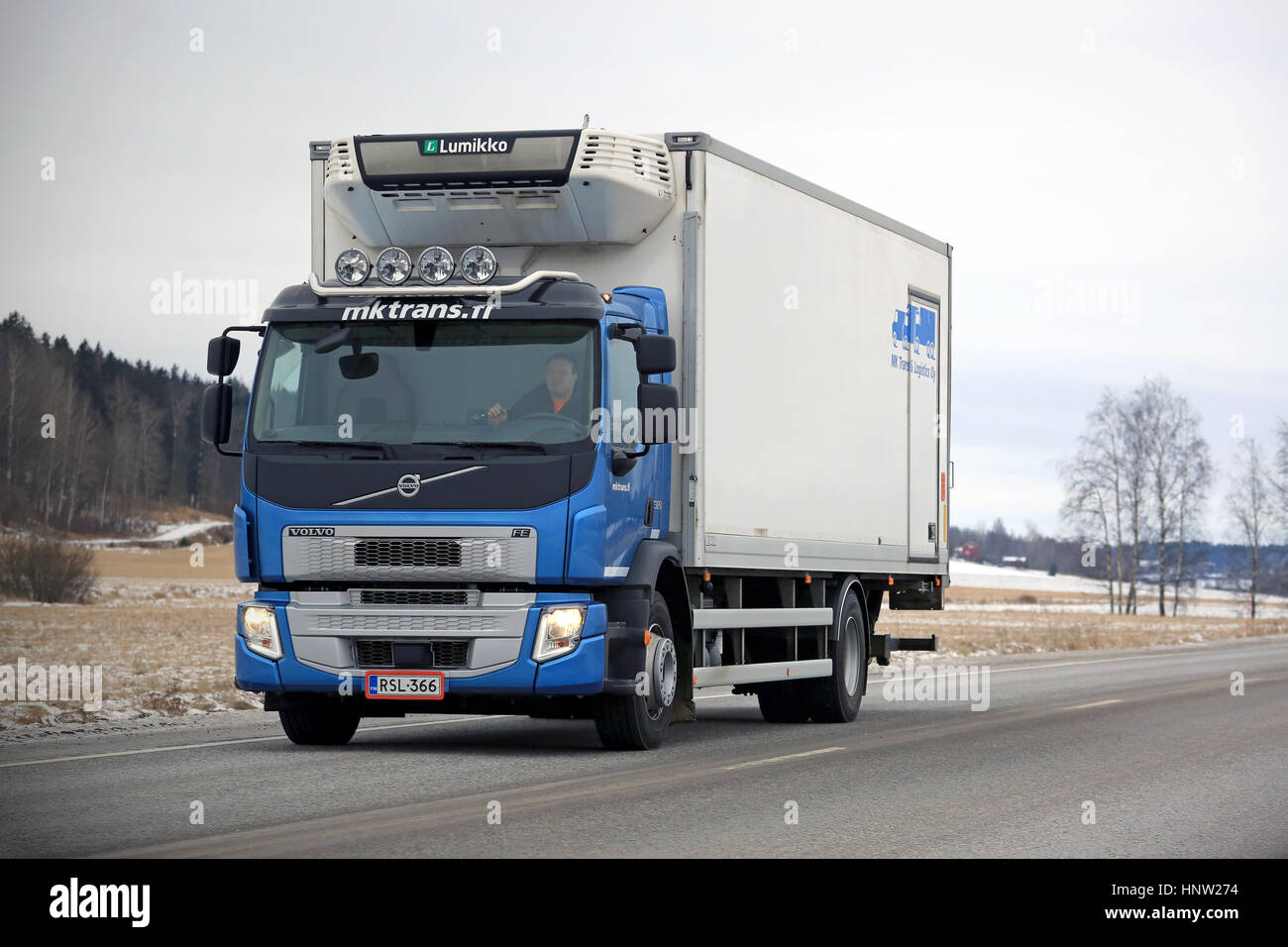 SALO, Finnland - 11. Februar 2017: Blauer Volvo FE gekühlt LKW der MK & Logistik Trans Oy transportiert Güter entlang der Autobahn 52 an einem bewölkten Tag Wi Stockfoto