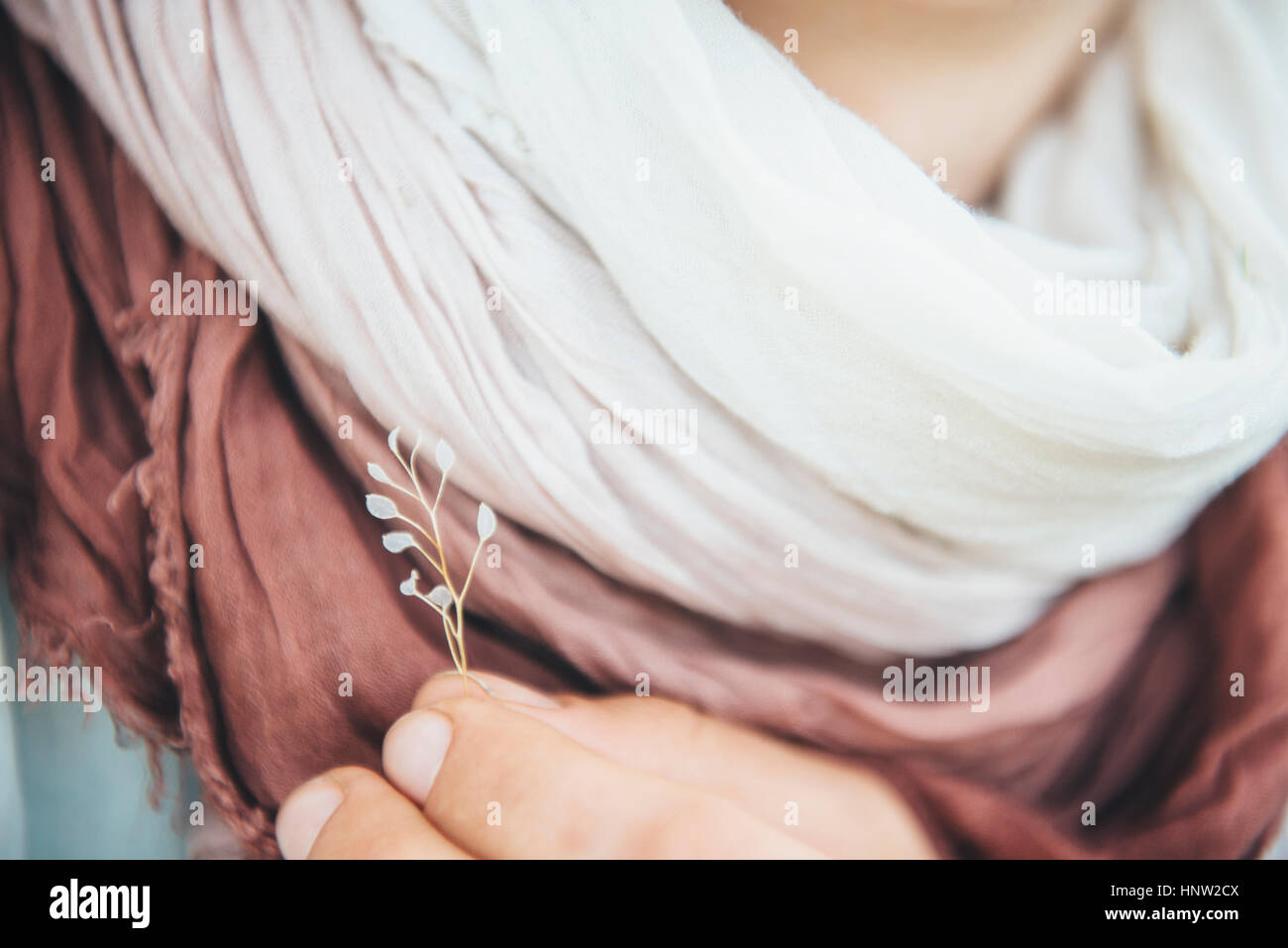 Kaukasische Frau mit zarten Blatt in der Nähe von Schal Stockfoto