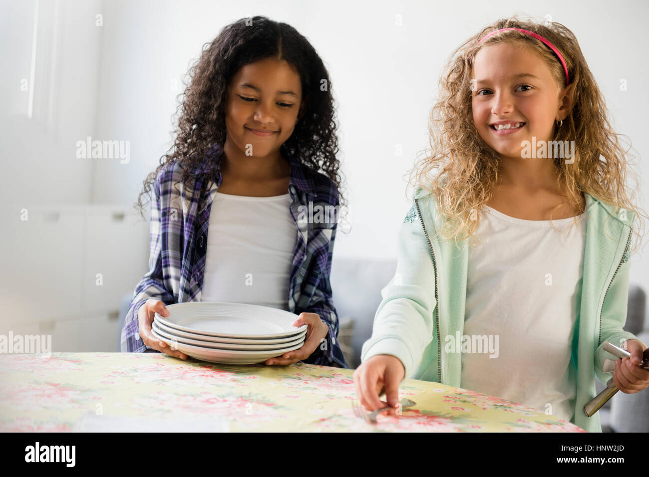 Mädchen den Tisch für die Mahlzeiten Stockfoto
