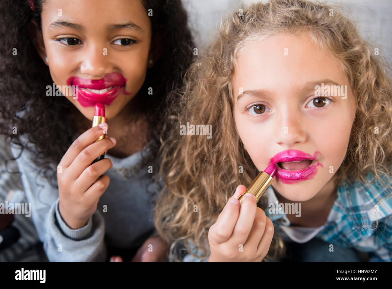 Mädchen, die chaotisch Lippenstift Stockfoto