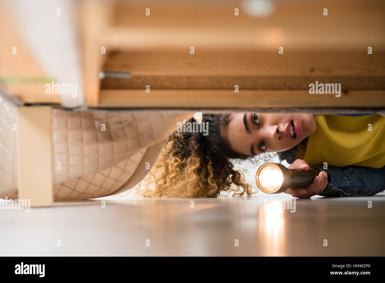 Gemischte Rennen Frau auf der Suche nach Bett mit Taschenlampe Stockfoto
