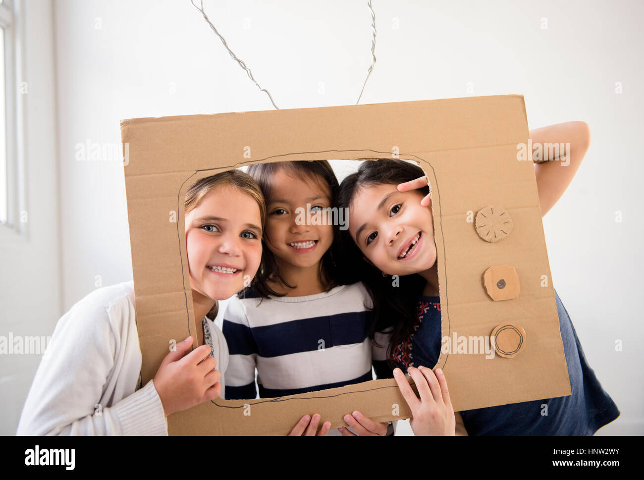 Porträt von lächelnden Mädchen hält Pappe Fernsehen Stockfoto