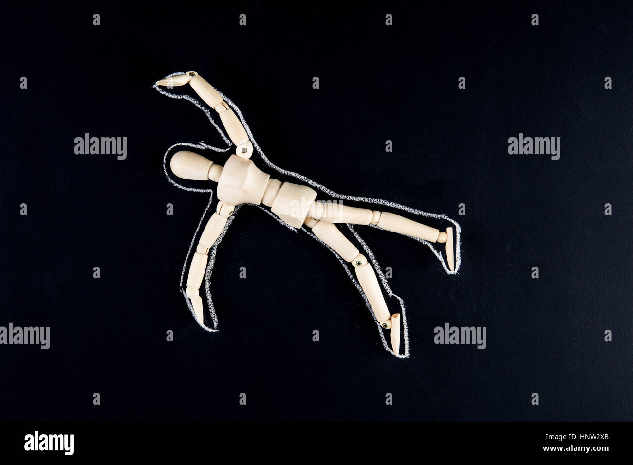 Wooden Dummy-Figur auf dem Boden mit Kreide zu skizzieren - Kriminalität oder Selbstmord-Konzept Stockfoto