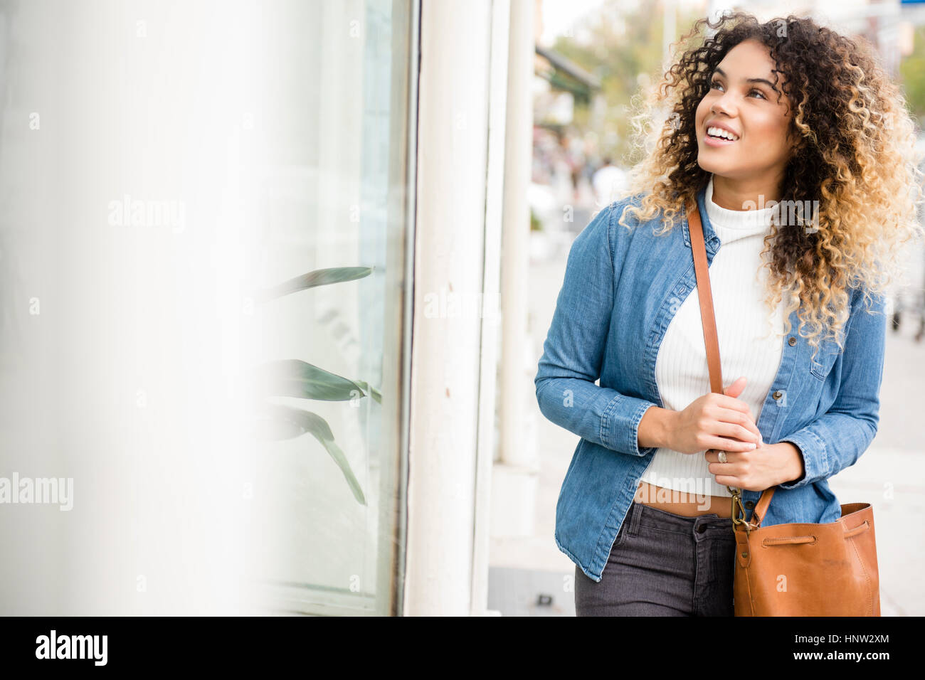 Gemischte Rennen Frau Window-shopping Stockfoto