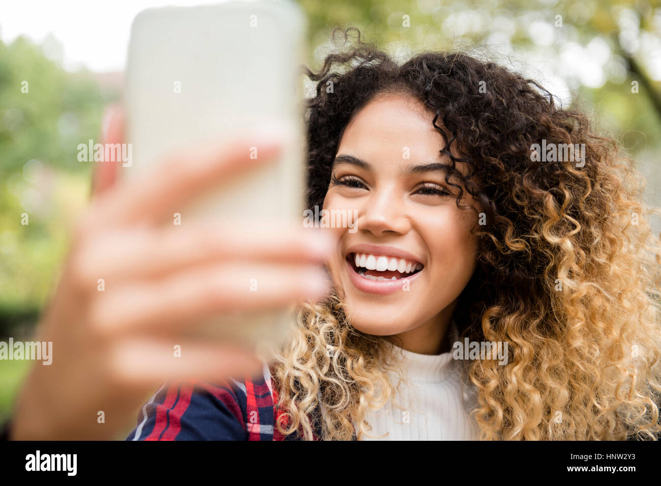 Gemischte Rennen Frau posiert für Handy selfie Stockfoto