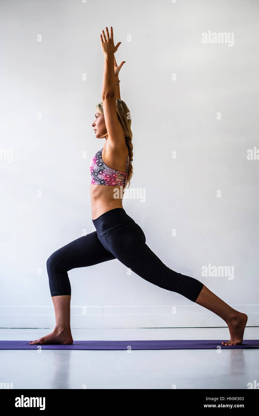 Gemischte Rennen Frau Dehnung in Yoga-pose Stockfoto