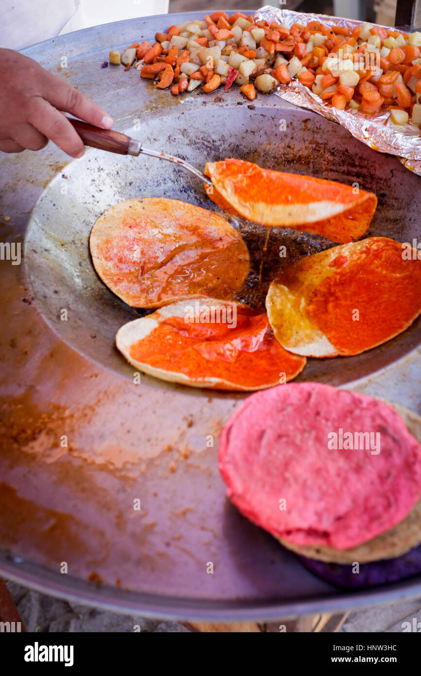 Hand umdrehen frische Tortillas in Pfanne Stockfoto