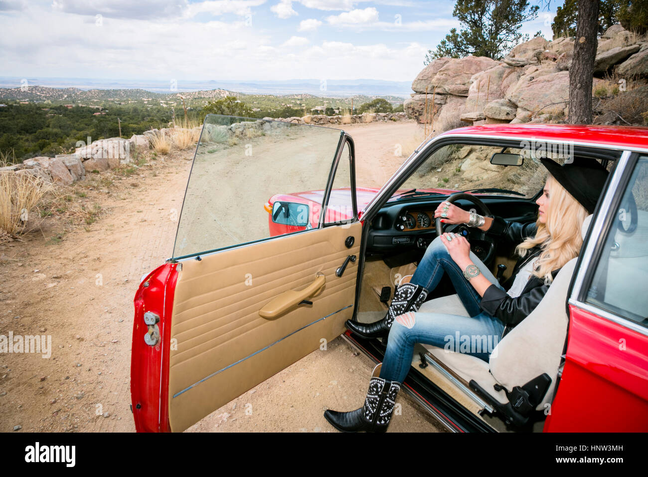 Kaukasische Frau bewundern Sie malerische Aussicht vom Auto Stockfoto