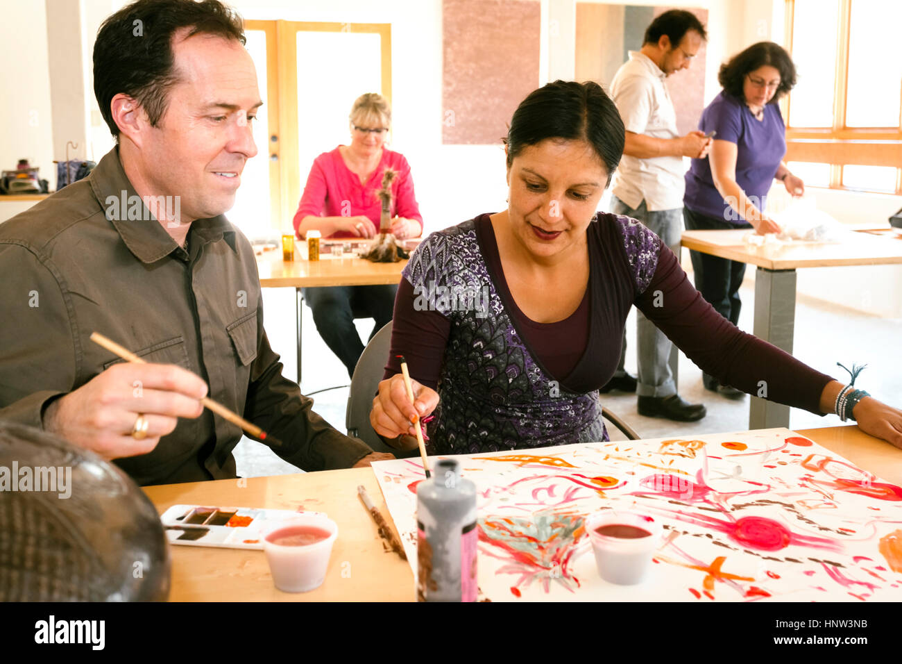 Menschen malen im Kunstunterricht Stockfoto