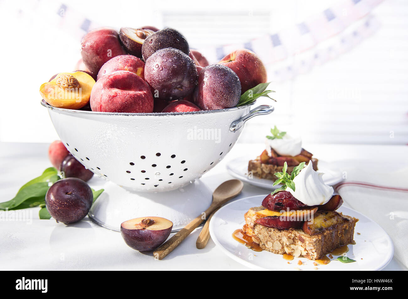 Schale mit frischem Obst in Sieb mit Dessert Kuchen Stockfoto