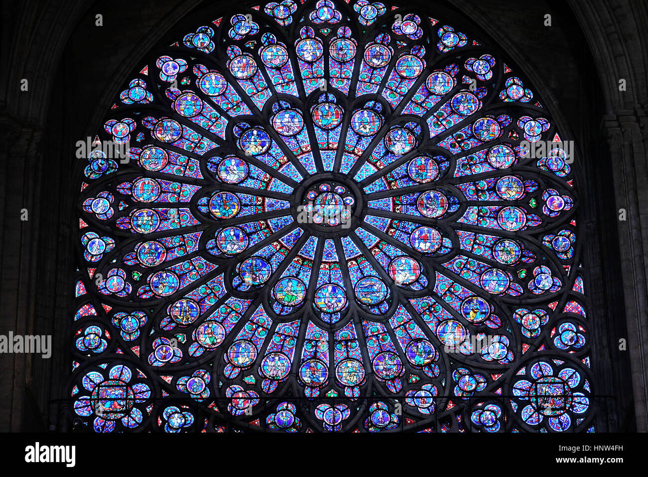 Glasfenster in der Kathedrale Notre-Dame, Paris, Frankreich Stockfoto