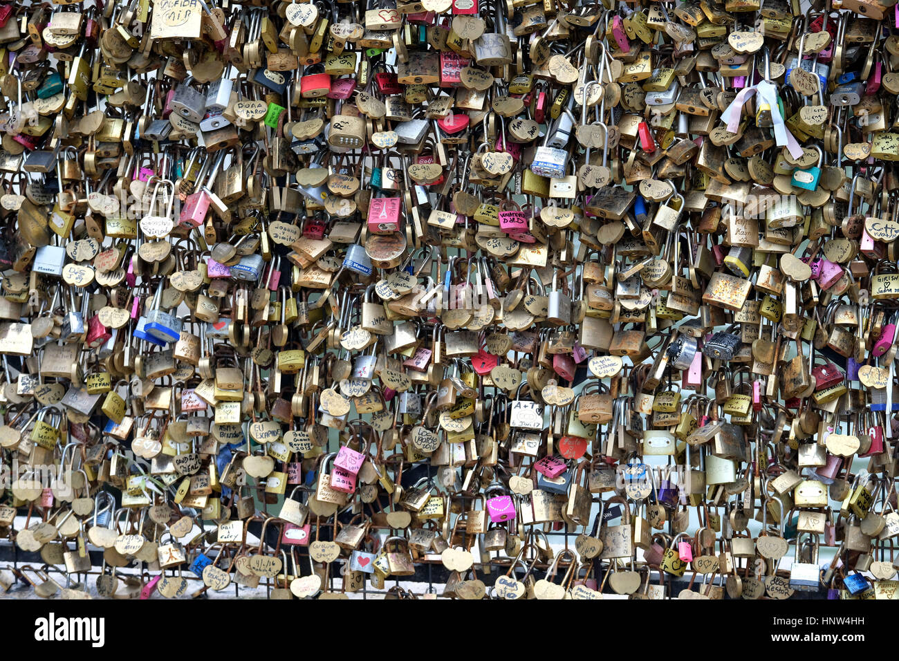 14.02.2017. Valentinstag, sperrt Liebe an der Pont Neuf in Paris, Frankreich. Stockfoto