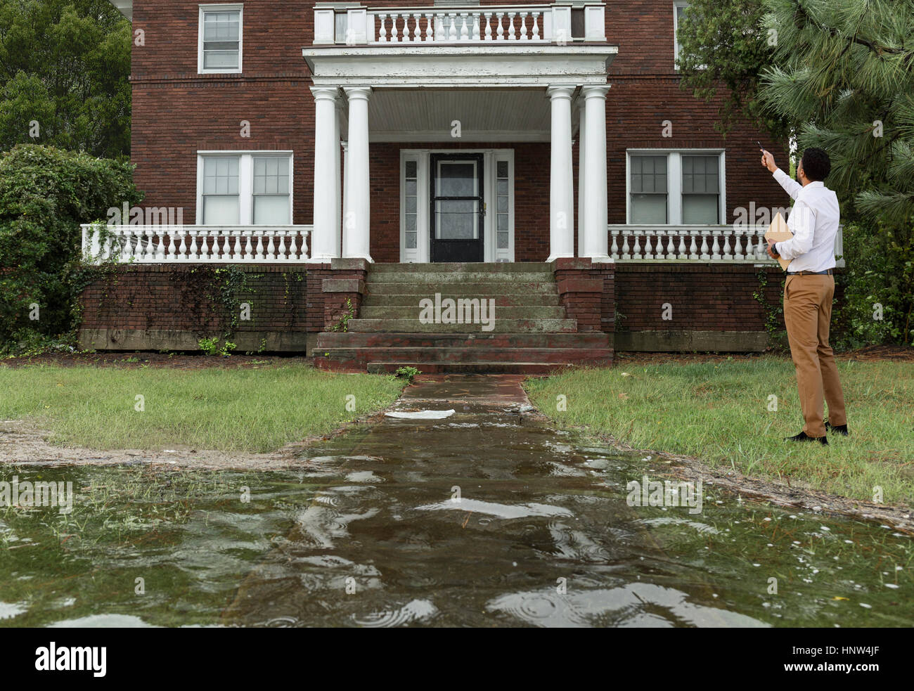 Schwarzen Versicherungssachverständigen Prüfung Überschwemmungen Schaden an Haus Stockfoto