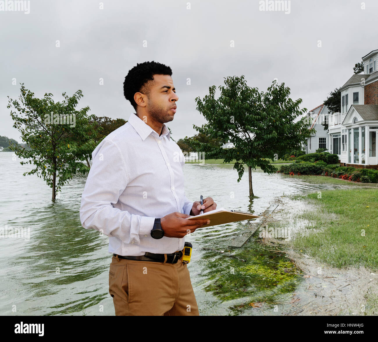 Schwarzen Versicherungssachverständigen Prüfung Überschwemmungen Schaden an Haus Stockfoto