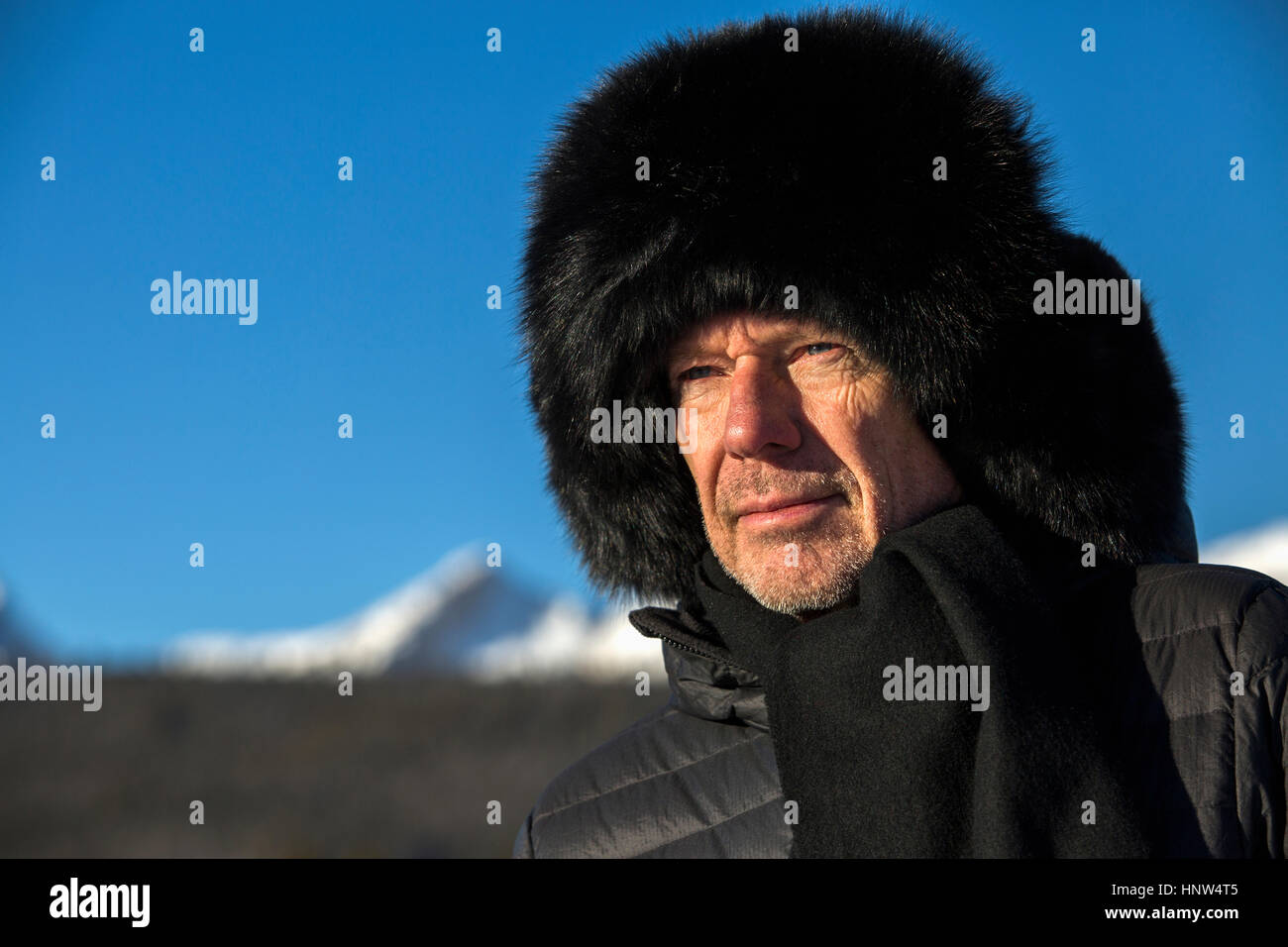 Kaukasischen Mann mit Schal und Pelz Hut im winter Stockfoto