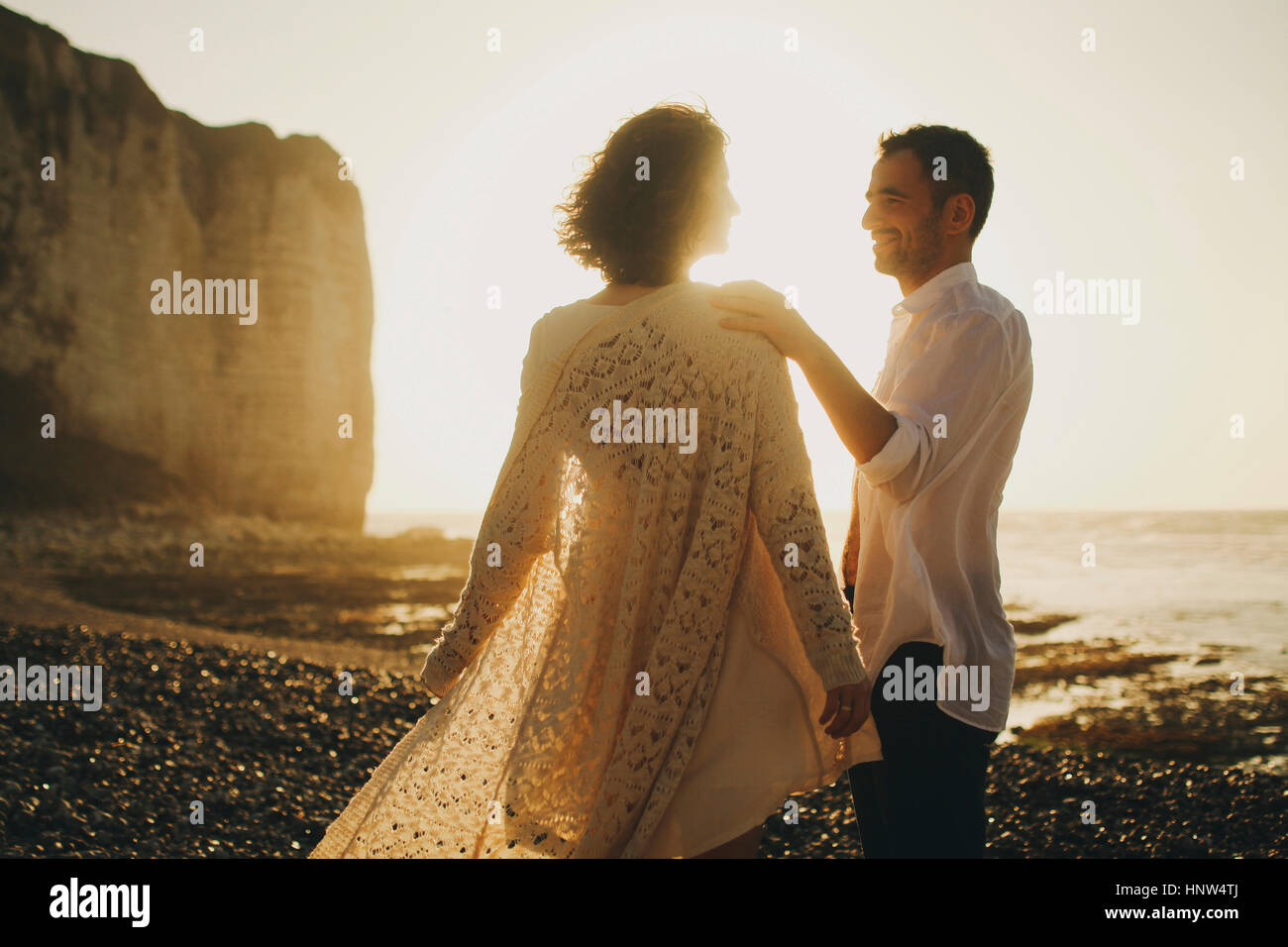 Kaukasische paar am Strand bei Sonnenuntergang Stockfoto