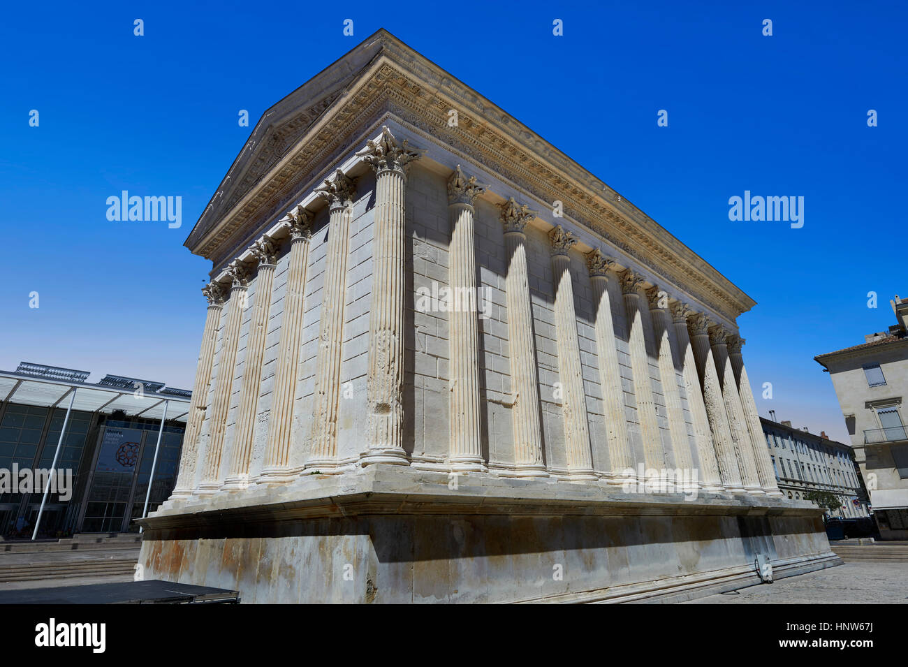 Maison Carrée, einem alten römischen Tempel um 4 bis 7 n. Chr. erbaut und Julius Caesar, das am besten erhaltene Beispiel eines römischen Tempels, Nimes, Frankreich gewidmet Stockfoto