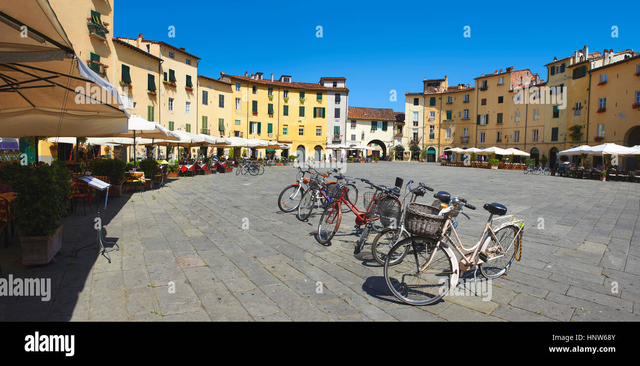 Fahrräder in die Piazza dell'Anfiteatro innerhalb der Ancinet römischen Amphitheater von Lucca, Tunscany, Italien Stockfoto